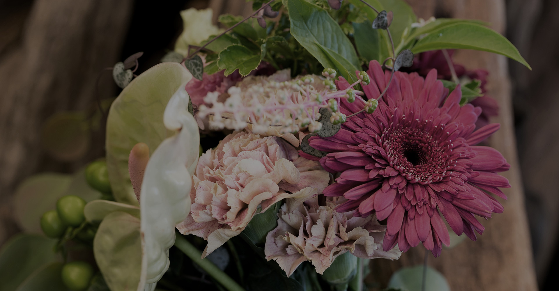 ガーデニングからギフトやブライダルまでお客様の様々なご要望に対して四季折々の花達をお届けいたします。